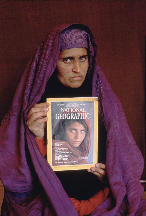 an image of sharbat bibi holding the cover she was featured in june 1985 photo steve mccurry
