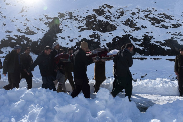 afghan men carry the body of a victim of avalanches after funeral prayers in khench district of panjshir province north of kabul on february 26 2015 photo afp afghan men carry the body of a victim of avalanches after funeral prayers in khench district of panjshir province north of kabul on february 26 2015 photo afp