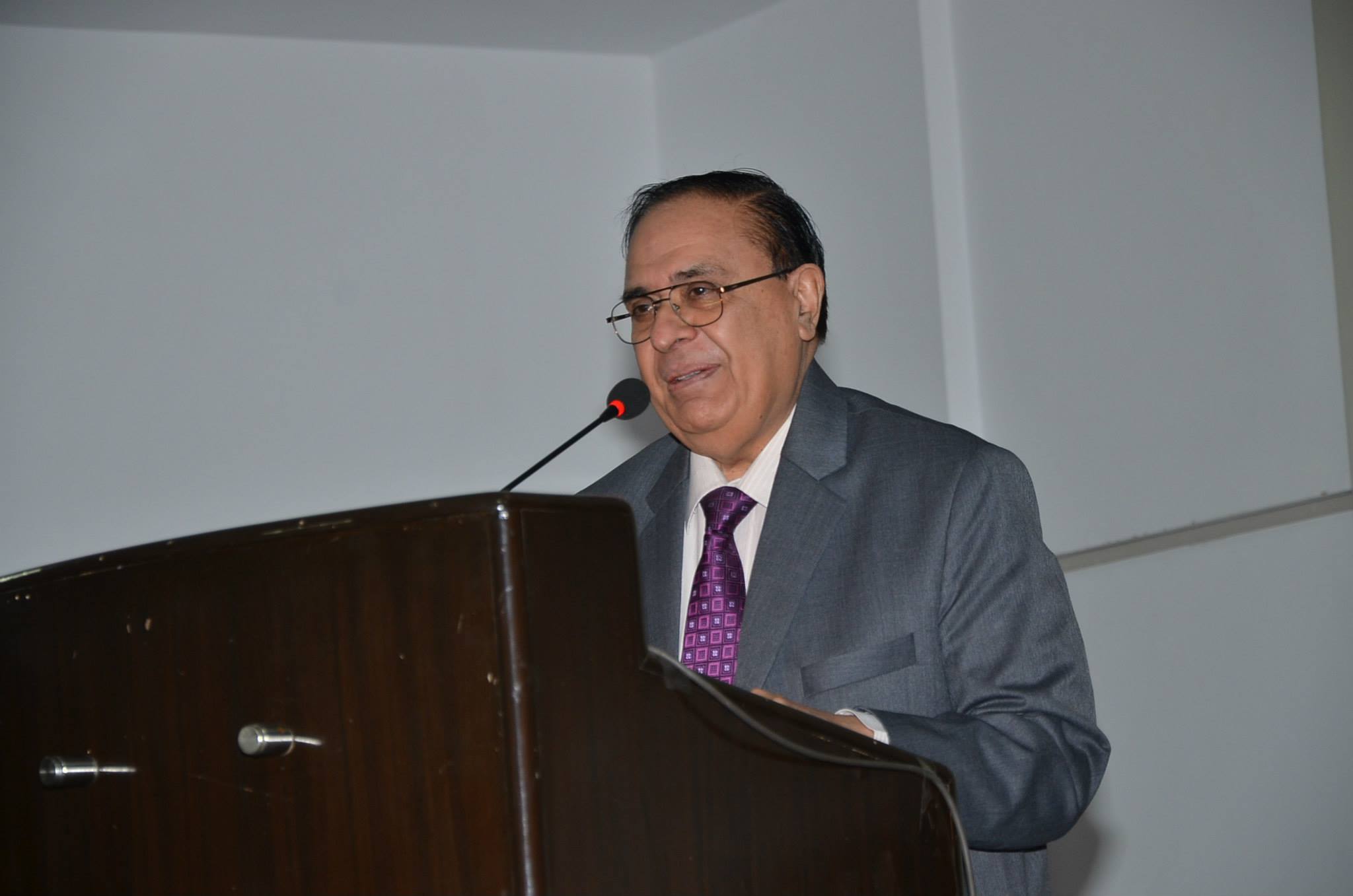dr attaur rehman addressing students at dha suffa university photo dha suffa university facebook page