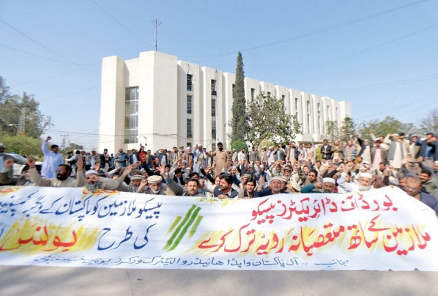 employees protest outside wapda house in peshawar photo express employees protest outside wapda house in peshawar photo express