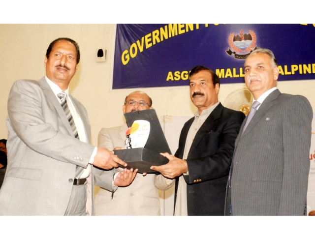 applauding their hard work fifteen teachers were awarded mementos photo waseem imran express applauding their hard work fifteen teachers were awarded mementos photo waseem imran express