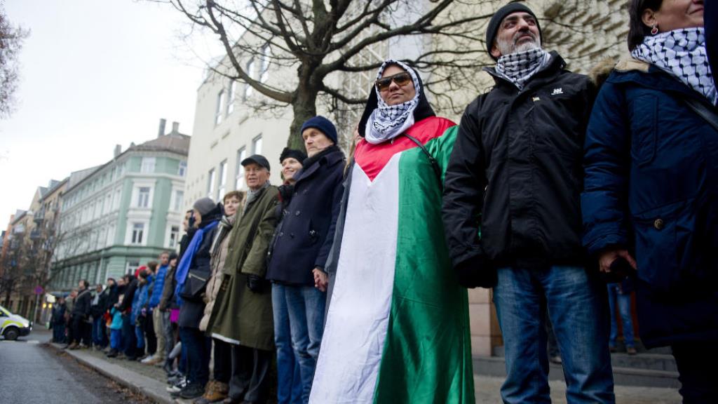 the event was a symbolic quot thank you quot to muslims many of whom had formed formed a popular quot peace circle quot around an oslo synagogue last weekend facebook com events