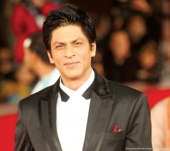 srk pays tribute to raj kapoor on tv show