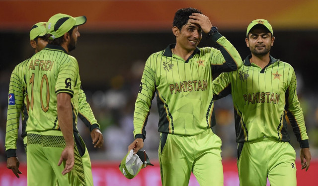 l r haris sohail shahid afridi misbah ul haq and ahmad shehzad walk back after winning the 2015 cricket world cup pool b match between pakistan and zimbabwe at the gabba stadium in brisbane on march 1 2015 photo afp