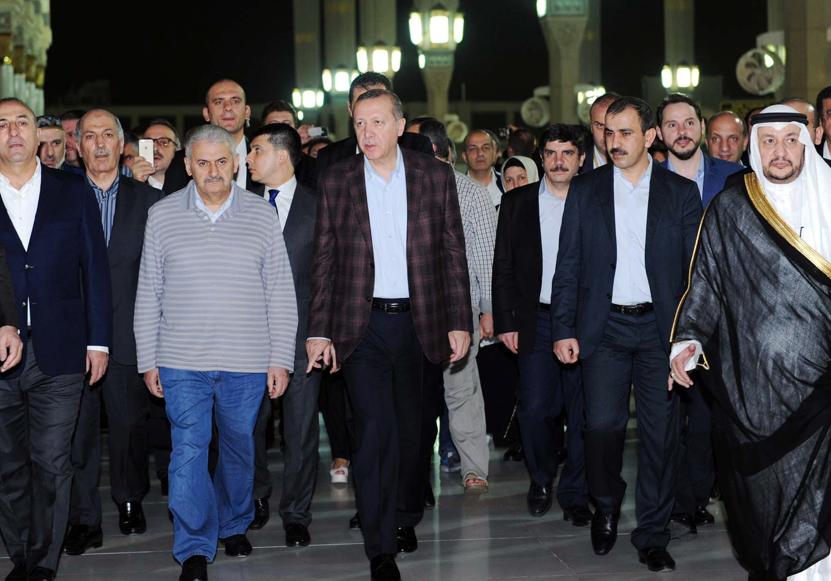 a handout picture released by the saudi press agency spa on march 2 2015 shows turkish president recep tayyip erdogan c arrive at medina 039 s masjid al nabawi or the prophet 039 s mosque in saudi arabia erdogan is due to visit the muslim holy cities of mecca and medina ahead of talks with saudi officials photo afp