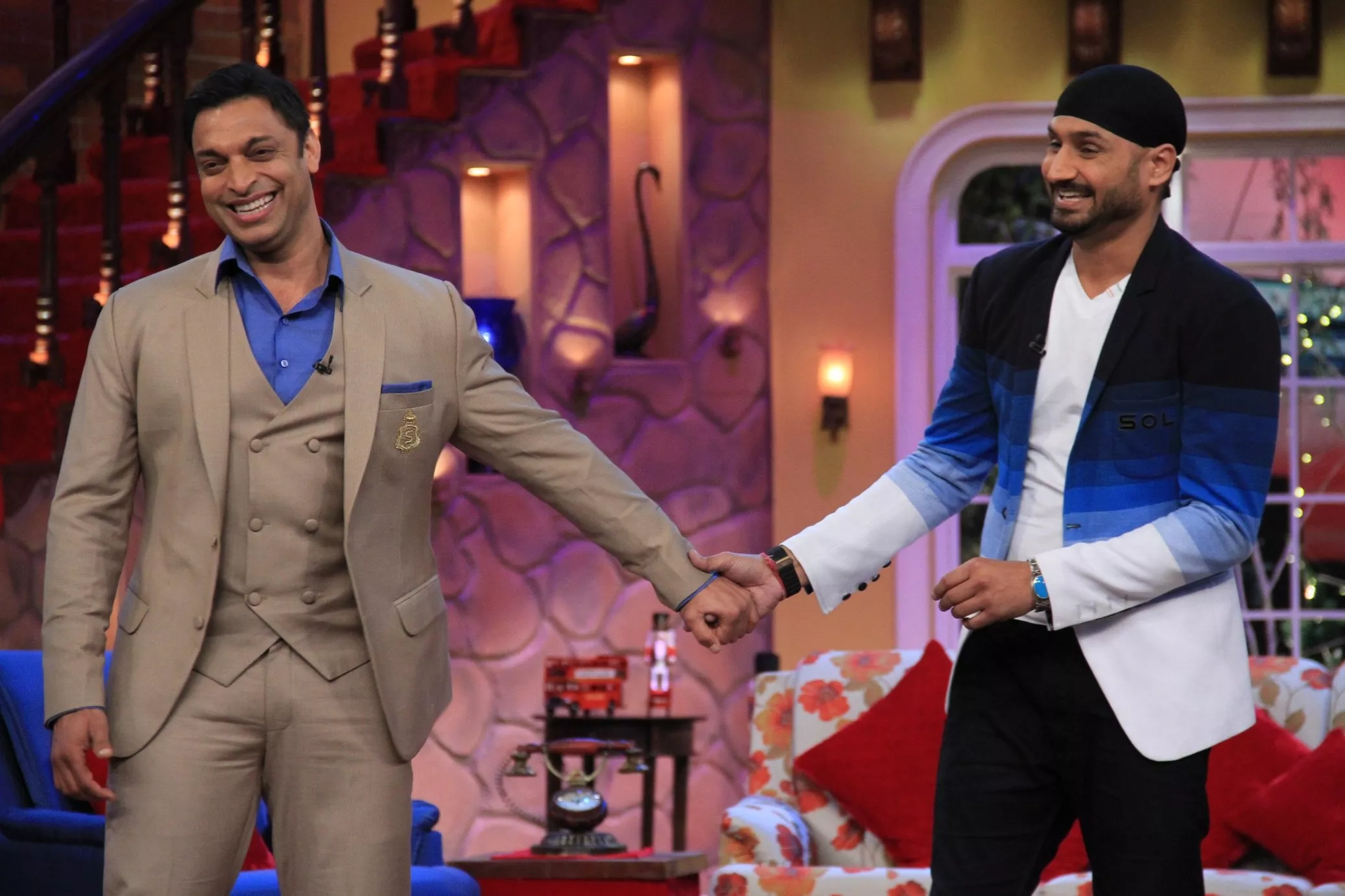 shoaib akhtar and harbhajan singh on comedy nights with kapil photo getmovieinfo com shoaib akhtar and harbhajan singh on comedy nights with kapil photo getmovieinfo com