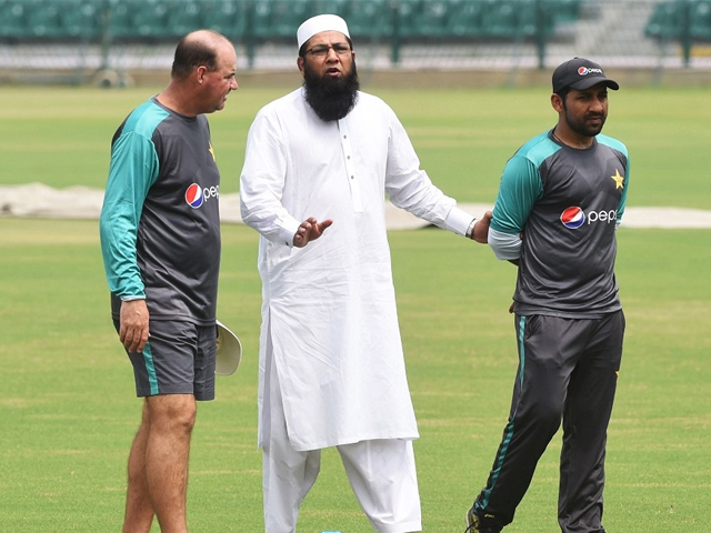 pakistan cricket chief selector inzamamul haq c talks with team coach mickey arthur l and captain sarfaraz ahmed during team practise at lahore s gaddafi stadium photo afp