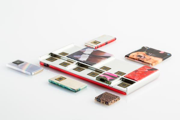 the phone consists of a base structure on which various square magnetic modular parts can be attached photo projectara