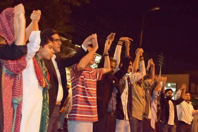 karachi students form human chain outside temple to protect hindus celebrating holi