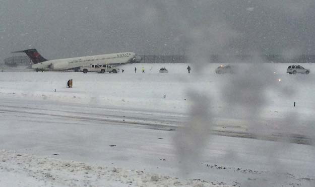 a delta jet which skidded off the runway at laguardia airport is attended by emergency personnel in new york city march 5 2015 a delta air lines plane slid off the runway at new york 039 s laguardia airport on thursday during a snowstorm ny 1 television and other media reported on thursday photo reuters