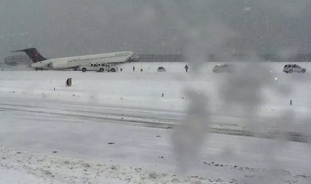 a delta jet which skidded off the runway at laguardia airport is attended by emergency personnel in new york city march 5 2015 a delta air lines plane slid off the runway at new york 039 s laguardia airport on thursday during a snowstorm ny 1 television and other media reported on thursday photo reuters a delta jet which skidded off the runway at laguardia airport is attended by emergency personnel in new york city march 5 2015 a delta air lines plane slid off the runway at new york 039 s laguardia airport on thursday during a snowstorm ny 1 television and other media reported on thursday photo reuters