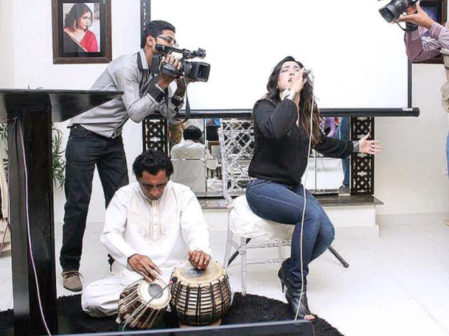 singing tu beh gaya at media meet up singing tu beh gaya at media meet up