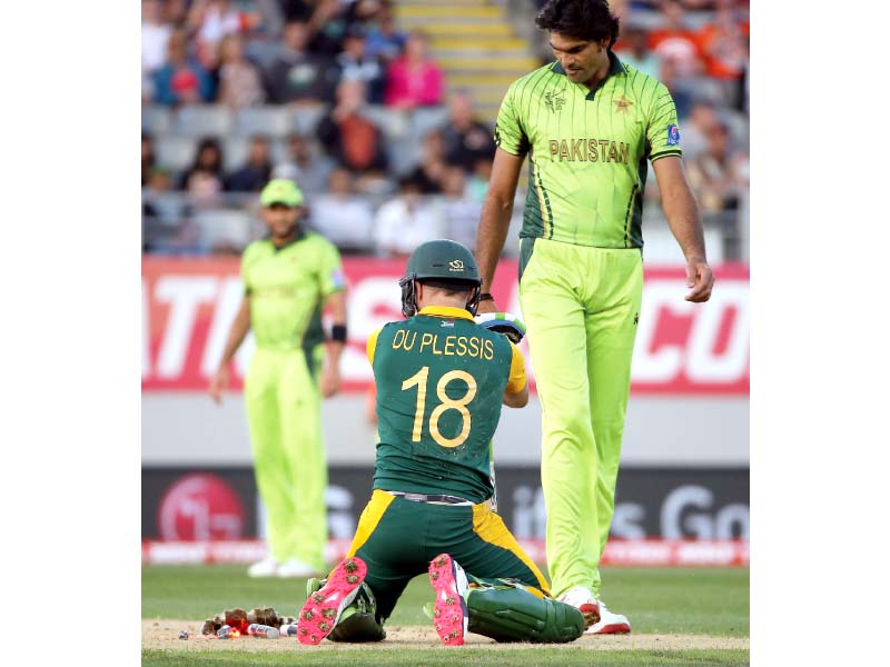 du plessis and muhammad irfan look at the stumps after the south african batsman slides into the crease photo afp