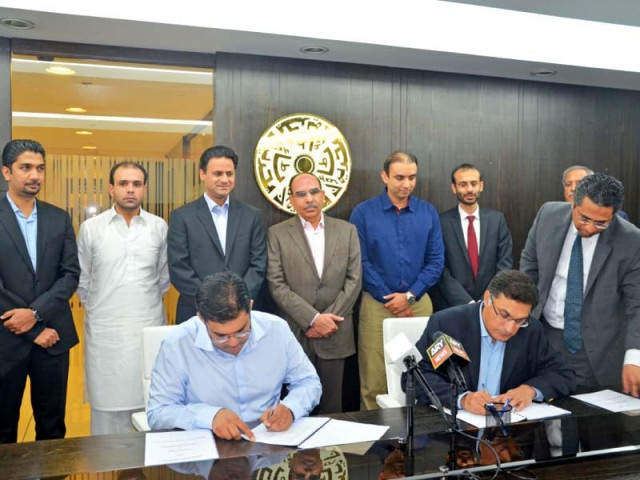 bahria town ceo malik riaz and k electric chairman tabish gauhar witness the signing of the power projects agreement photo pr bahria town ceo malik riaz and k electric chairman tabish gauhar witness the signing of the power projects agreement photo pr