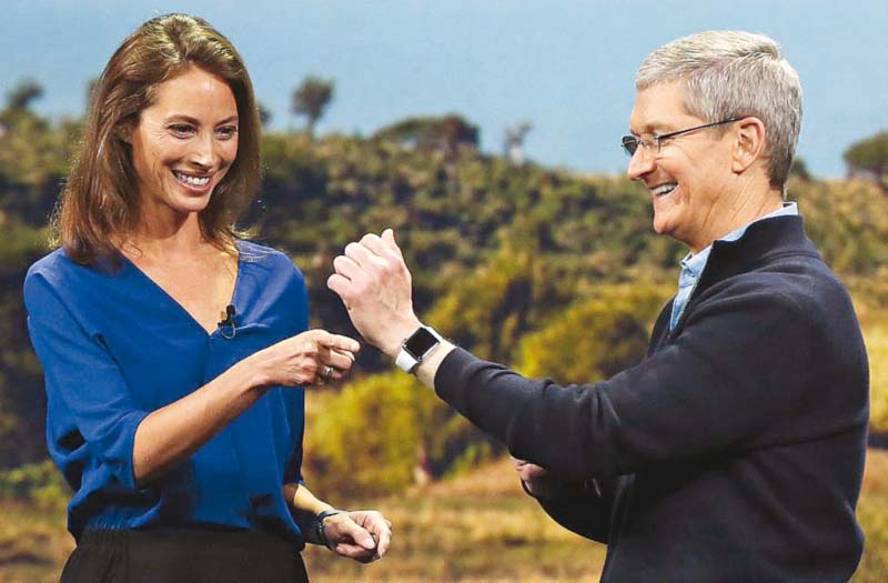 model christy turlington burns speaks to apple ceo tim cook about the apple watch photos reuters