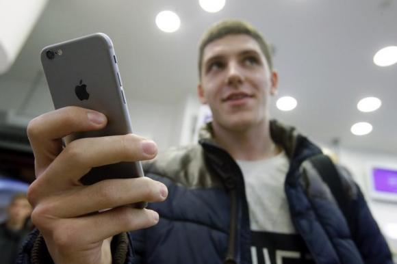 a customer holds the newly released iphone 6 at a mobile phone shop in moscow september 26 2014 photo reuters