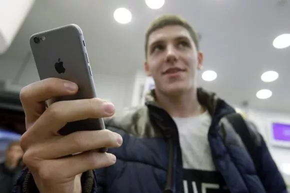 a customer holds the newly released iphone 6 at a mobile phone shop in moscow september 26 2014 photo reuters a customer holds the newly released iphone 6 at a mobile phone shop in moscow september 26 2014 photo reuters