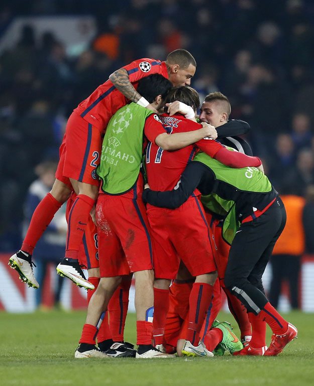 paris saint germain players celebrate after beating chelsea during the uefa champions league round of 16 second leg football match between chelsea and paris saint germain at stamford bridge in london on march 11 2015 photo afp