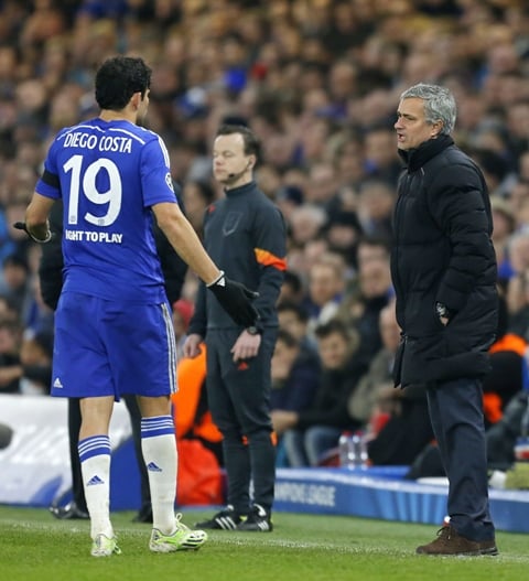 chelsea 039 s portuguese manager jose mourinho r speaks with chelsea 039 s brazilian born spanish striker diego costa during the uefa champions league round of 16 second leg football match between chelsea and paris saint germain at stamford bridge in london on march 11 2015 photo afp