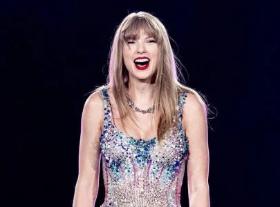taylor swift handled mid concert wardrobe malfunction like a pro