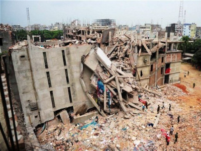 bangladesh building collapse kills seven dozens feared trapped