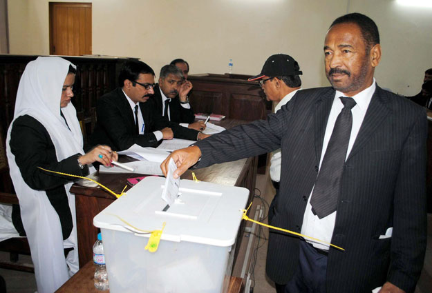 lawyers cast their votes during the annual election of high court bar association at hc premise in hyderabad on saturday march 14 2015 photo ppi