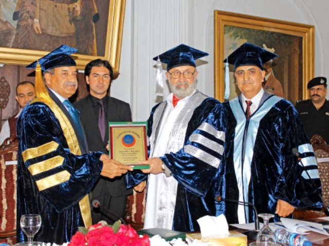 sardar mehtab ahmed khan hands a shield to vice chancellor ajmal khan photo express sardar mehtab ahmed khan hands a shield to vice chancellor ajmal khan photo express