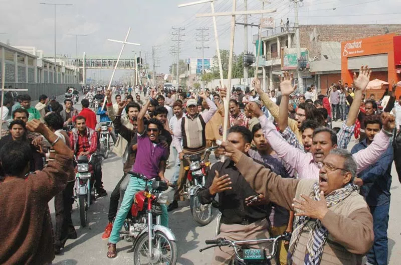 residents of youhanabad holding a demonstration on ferozepur road photo nni residents of youhanabad holding a demonstration on ferozepur road photo nni