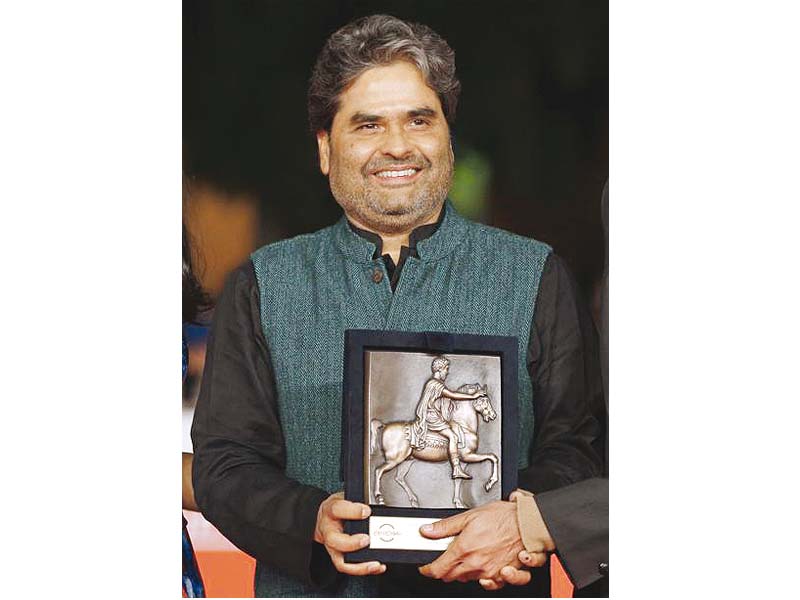 bhardwaj holds the people s choice award for haider at rome film festival 2014 photo reuters