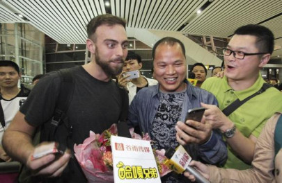 us china bromance sparked by stolen iphone moves china s netizens