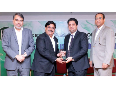 map presents memento to ici pakistan