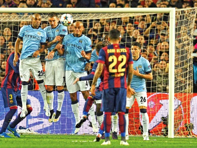 english premier league kompany adamant city haven t given up title fight