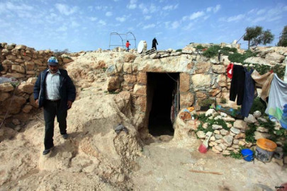 displaced by israel palestinians make caves home