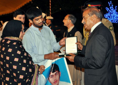 aps victims shuhada forum accepts tamgha e shujaat aps victims shuhada forum accepts tamgha e shujaat