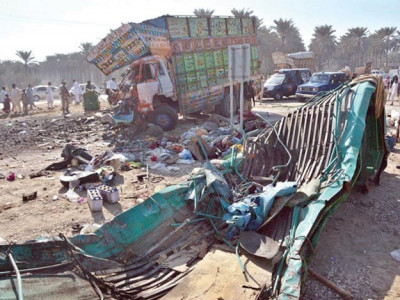 13 dead 25 injured in bus truck collision near khairpur