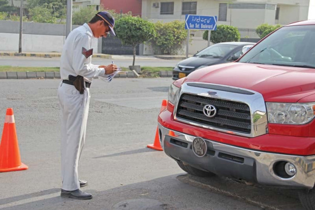 a traffic constable issues a fine in the absence of the vehicle s authorised registration plate photo express a traffic constable issues a fine in the absence of the vehicle s authorised registration plate photo express
