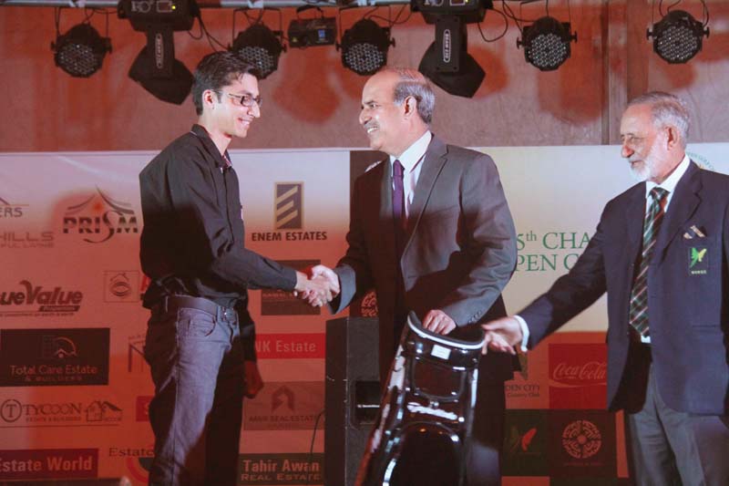 vice admiral khan hasham bin siddique gives prize to one of the winners of 5th chairman bahria town open golf championship photo pr