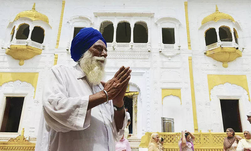 a sikh pilgrim prays at the mausoleum of maharaja ranjit singh during commemorations for his 175th death anniversary in lahore on june 29 2014 photo afp a sikh pilgrim prays at the mausoleum of maharaja ranjit singh during commemorations for his 175th death anniversary in lahore on june 29 2014 photo afp