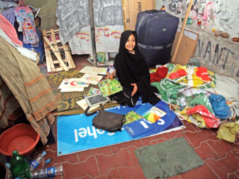 laiba 11 and her mother have been living on the sidewalk outside karachi press club for the last seven months after they were forced to abandon their house lyari gangsters photo athar khan express