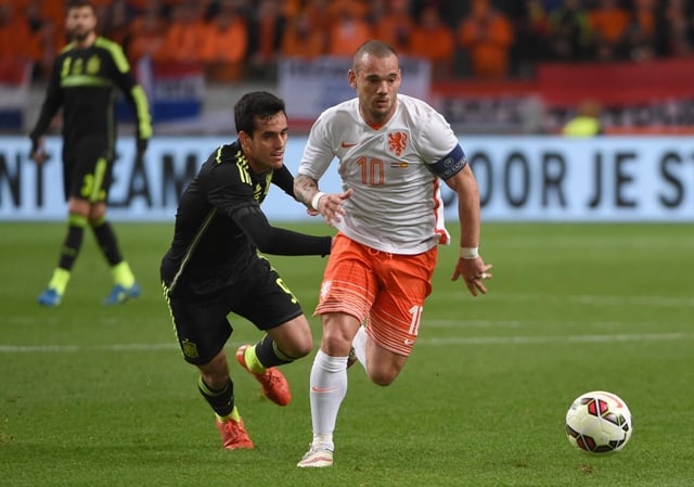 netherland 039 s wesley sneijder r vies with spain 039 s juanmi during the friendly football match netherlands vs spain in amsterdam on march 31 2015 photo afp