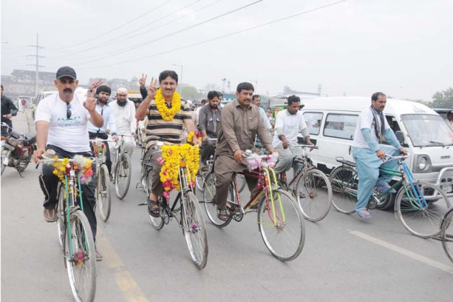 jamshed ahmad leads the convoy of bicycle riders photo shafiq malik express jamshed ahmad leads the convoy of bicycle riders photo shafiq malik express