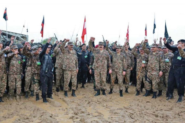 general raheel sharif with troops after witnessing exercises at tilla ranges near jhelum photo app general raheel sharif with troops after witnessing exercises at tilla ranges near jhelum photo app