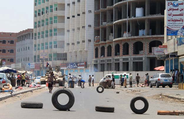 supporters of the southern separatist movement set up a check point in the khor maksar neighbourhood of yemen 039 s southern coastal city of aden as shiite huthi rebels made advances in the city on april 2 2015 photo afp