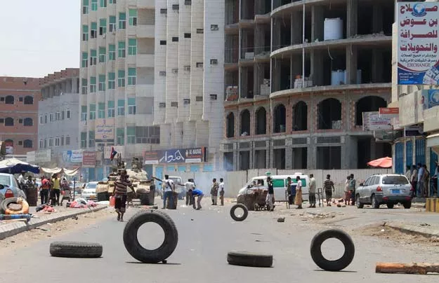 supporters of the southern separatist movement set up a check point in the khor maksar neighbourhood of yemen 039 s southern coastal city of aden as shiite huthi rebels made advances in the city on april 2 2015 photo afp supporters of the southern separatist movement set up a check point in the khor maksar neighbourhood of yemen 039 s southern coastal city of aden as shiite huthi rebels made advances in the city on april 2 2015 photo afp