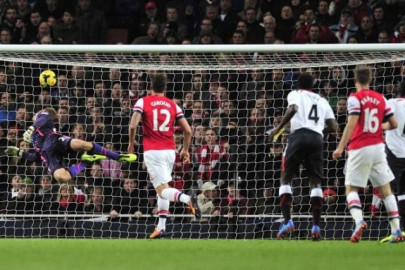 giants collide the emirates continues to daunt the reds