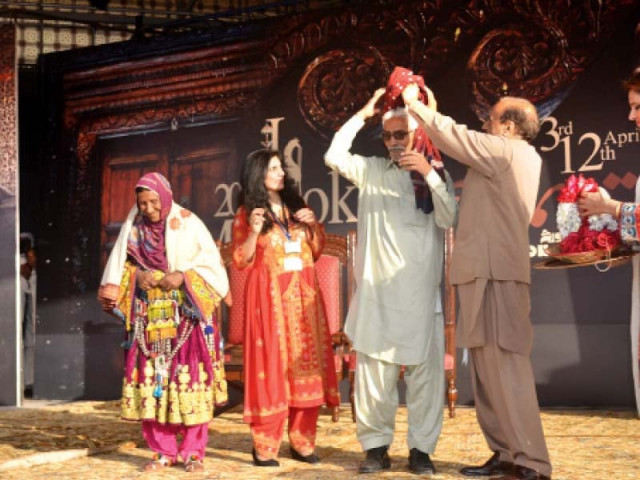 pashto folk singer zarsanga and sindhi block printing artisan were honoured during the dastar bandi and chaddarposhi ceremony photo express pashto folk singer zarsanga and sindhi block printing artisan were honoured during the dastar bandi and chaddarposhi ceremony photo express