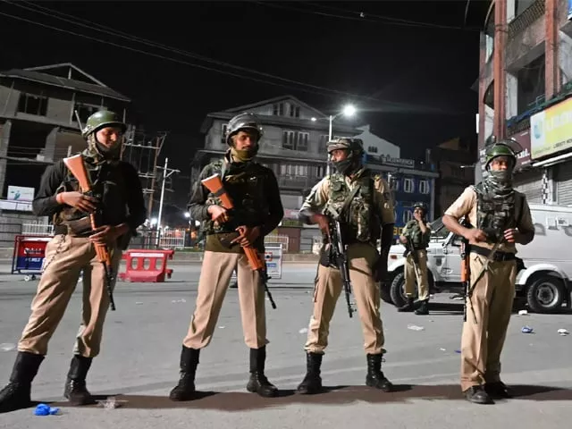 indian paramilitary troopers stand guard at a roadblock at maisuma locality in srinagar on august 4 2019 photo afp indian paramilitary troopers stand guard at a roadblock at maisuma locality in srinagar on august 4 2019 photo afp