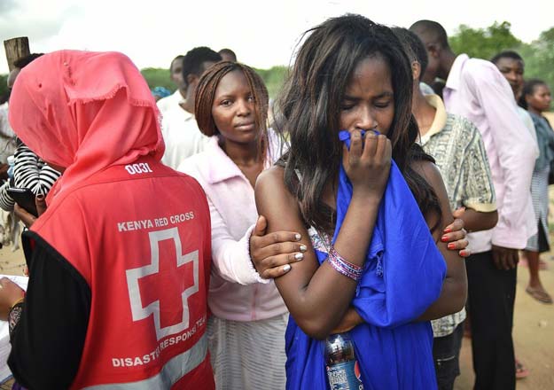 kenyan students are evacuated from moi university during a terrorist raid by shebab fighters in garissa on april 3 2015 photo afp