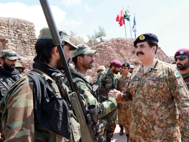 army chief gen raheel shareef shakes hands with a soldier photo app
