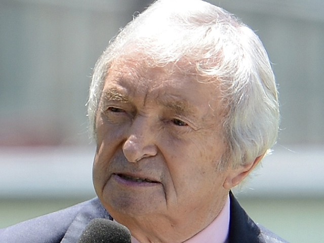 fighting cancer famed for his beige jackets and engaging commentary benaud made his broadcasting debut on bbc radio in 1960 moved across to bbc television three years later and became a full time cricket journalist and commentator when his playing career ended photo afp